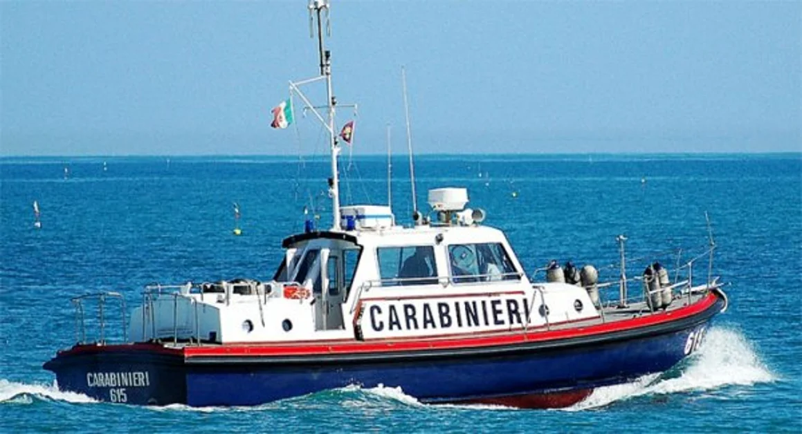Napoli - Fermate a mare tre imbarcazioni prive di segnalazioni previste a bordo