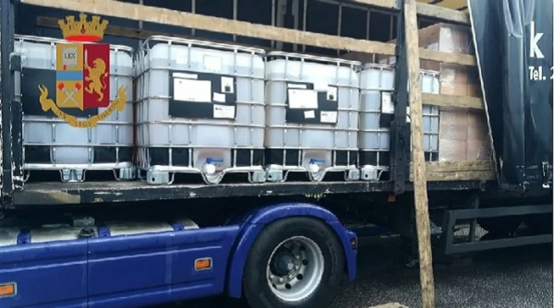 Napoli - Fermato trasportatore greco con a bordo contenitori di sostanze corrosive