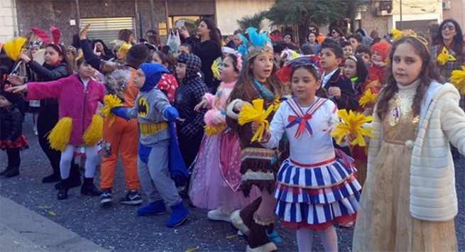 Torre Annunziata - Carnevale 2020, la sfilata in maschera degli alunni delle scuole per le strade della città