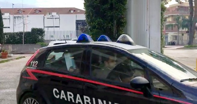 Napoli - Tenta rapina a carabiniere insieme a un complice, 15enne muore 