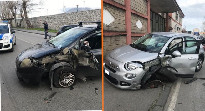 Torre Annunziata - Incidente stradale in via Castriota, scontro tra due auto
