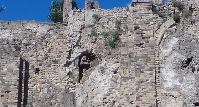 Pompei - Scavi, distacco di una porzione di paramento da una parete