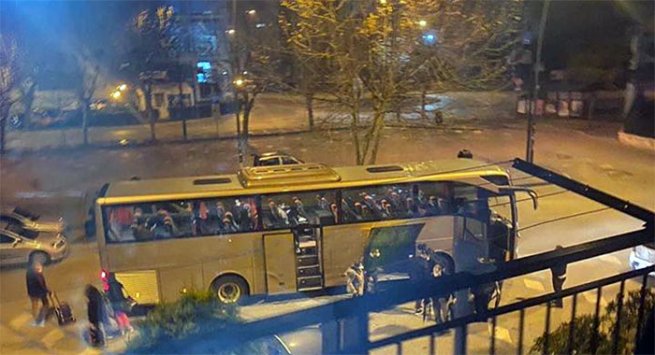 Pompei - Passeggeri scendono in piena notte da un bus in piazza Falcone e Borsellino