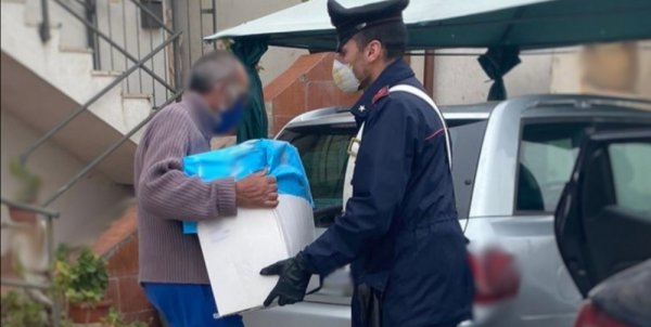 La crisi economica ai tempi del coronavirus, Carabinieri aiutano cittadini