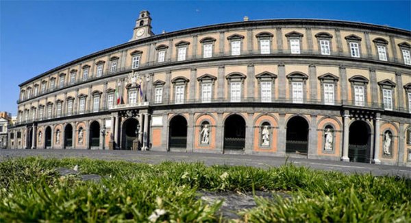 Napoli - Piazza Plebiscito: ciuffi d'erba nella pavimentazione