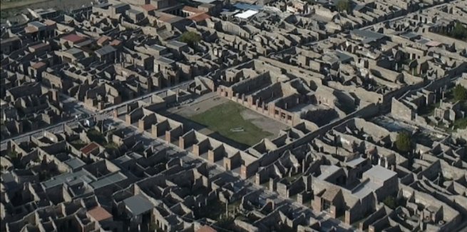 Pompei - Le meraviglie degli Scavi, drone in volo sulla Città Antica