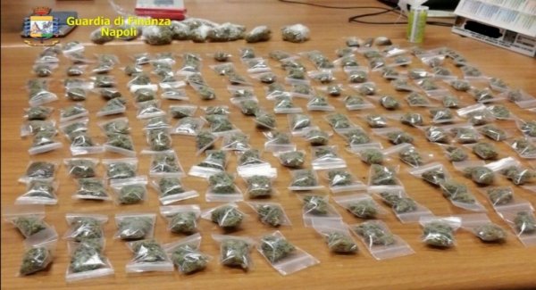 Droga recapitata tramite corrieri di spedizioni, sequestrati due kg di marijuana