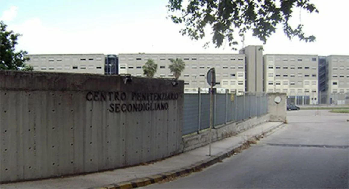 Napoli - Bloccato drone atterrato nel carcere di Secondigliano con 6 cellulari a "bordo"