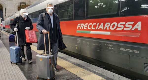 Napoli - Stazione Centrale, Frecciarossa da Milano: passeggeri in fila per misurare la temperatura