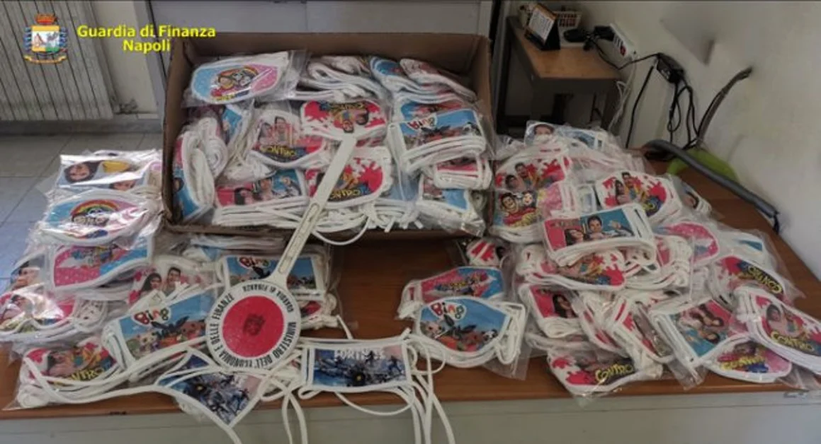 Napoli - Coronavirus, sequestrate 900 mascherine per bambini con loghi contraffatti