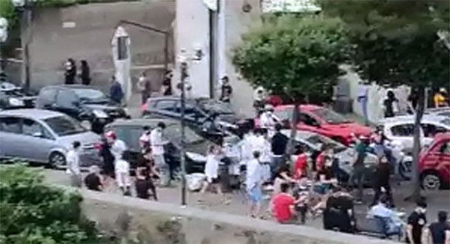 Torre Annunziata - Assembramento di giovani in via Gino Alfani, intervengono i carabinieri