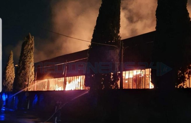 Scafati - Vasto incendio in uno stabilimento industriale