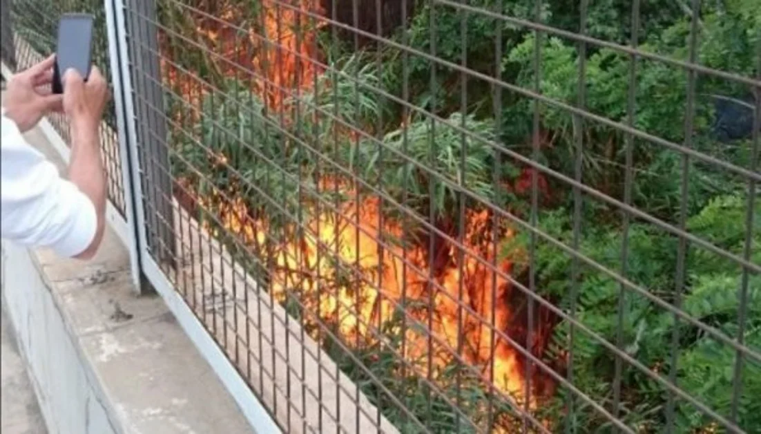 Pompei - Incendio sul cavalcavia Antonio Morese, aria irrespirabile nel quartiere di via Moro