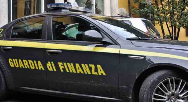 Napoli - Rubò ed incendiò un'auto della Guardia di Finanza, arrestato 34enne