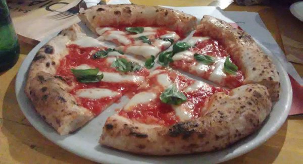 Riaprono in Campania ristoranti e pizzerie senza limiti di orari