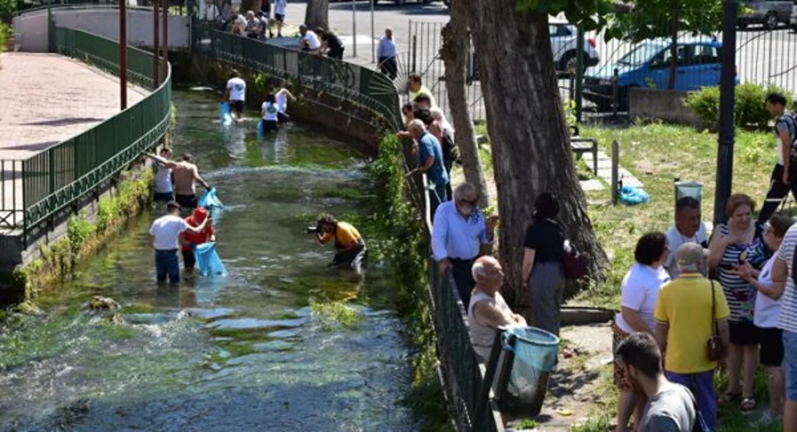 Volontari puliscono il Rio Palazzo a Sarno: raccolto un quintale di spazzatura