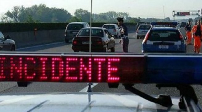 Incidente sulla Napoli-Salerno tra auto e moto, traffico in tilt
