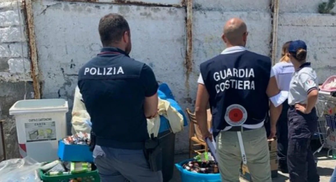 Napoli - Allestisce banchetto per vendita alimenti sulla banchina del porto, denunciata 41enne