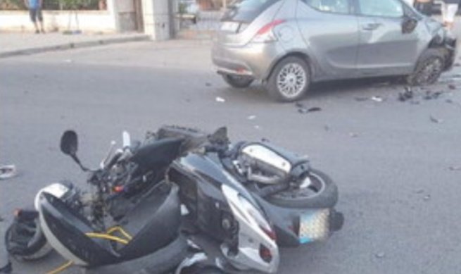 Torre Annunziata - Incidente tra auto e moto: feriti marito e moglie