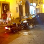 Torre Annunziata - Moto contro auto in corso Umberto I, ferito un giovane