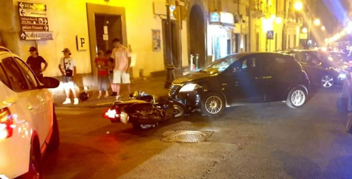 Torre Annunziata - Moto contro auto in corso Umberto I, ferito un giovane