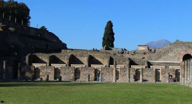 Pompei - Via i camerini abusivi nel Quadriportico dei Teatri del Parco archeologico