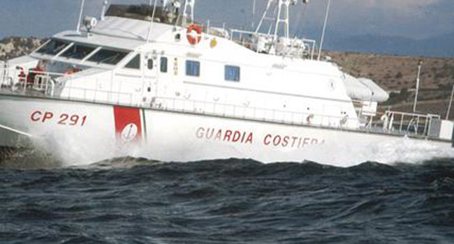 Imbarcazione con 14 persone a bordo in avaria lungo la rotta Capri-Napoli, lanciato il mayday
