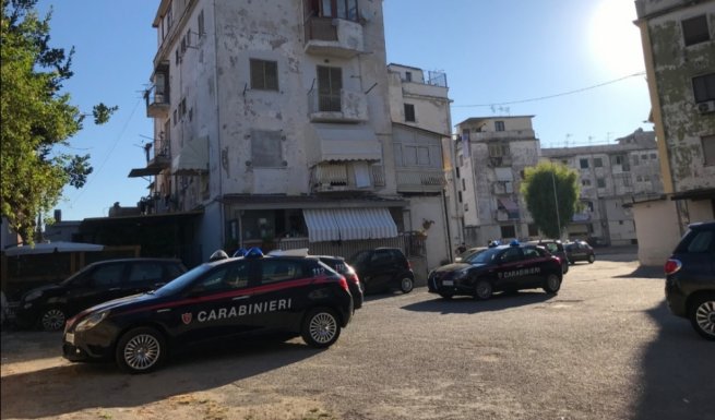 Torre Annunziata - Controlli dei carabinieri al rione Poverelli, denunciata per droga una donna