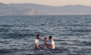 Torre Annunziata - Battesimo nelle acque del litorale torrese per due testimoni di Geova