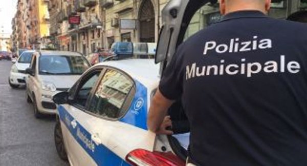 Napoli - Attraversa la strada, investita da auto: muore una 15enne