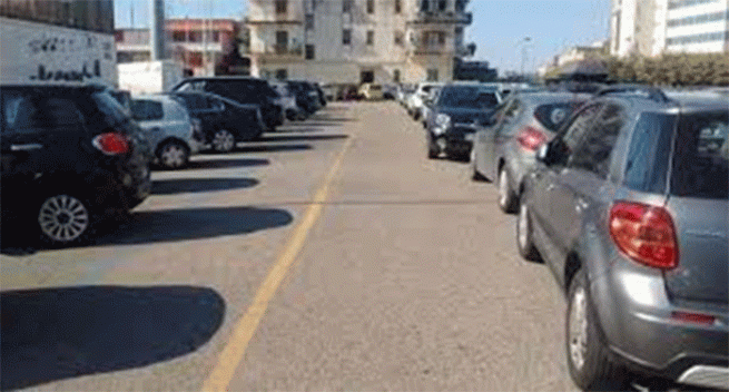 Torre Annunziata - Riprendono gli interventi di pulizia lungo i marciapiedi dove sostano le auto