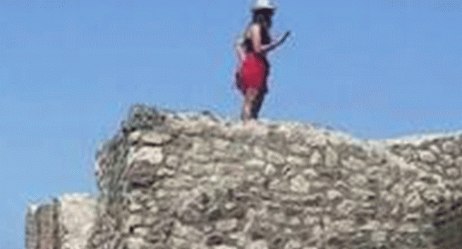 Pompei - Turista sul tetto delle terme Centrali,  la censura della Direzione del Parco