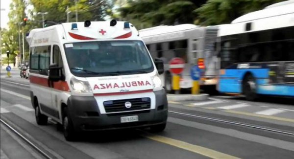 Donna travolta da uno scooter nel Napoletano, muore in ospedale
