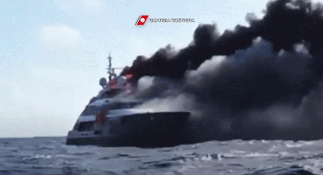 Prende fuoco lo yacht "Lady MM", 17 persone tratte in salvo
