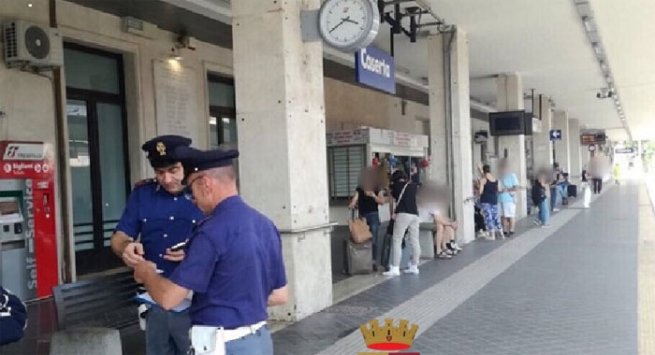 Napoli - Arrestati due borseggiatori: sottraevano ad un viaggiatore un portafoglio con 1.000 euro 