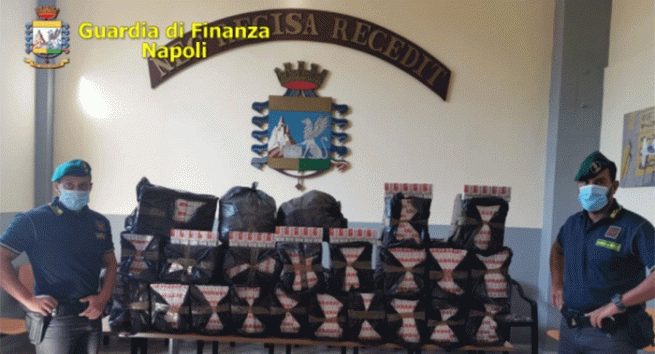 Torre Annunziata - Aveva nel furgone 500 kg di sigarette di contrabbando, arrestato 46enne