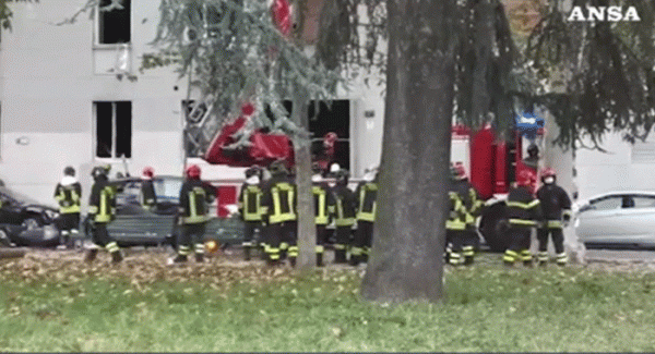 Forte esplosione in una palazzina a Milano: 6 feriti, uno è grave