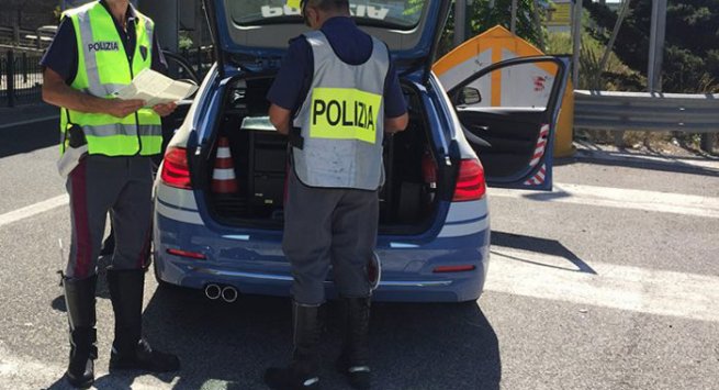 Napoli - Polstrada sventa furto d'auto, arrestato 38enne