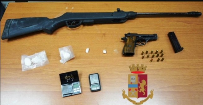 Torre Annunziata - Pistola e droga in casa, arrestato 24enne