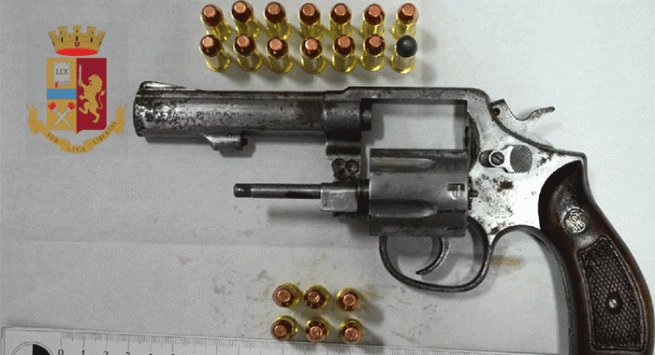 Pompei - Rione 167, trovato un borsello con revolver completo di caricatore con 6 cartucce