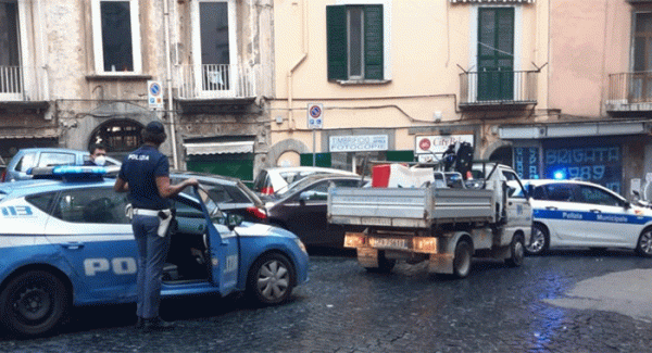Napoli - Rimossi paletti, catene e new jersey abusivi su strada pubblica