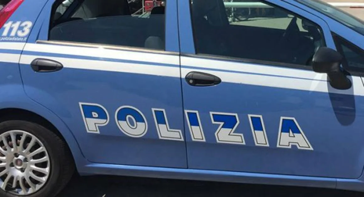 Napoli - Rapinano due donne di cellulari e 300 euro, arrestati 3 giovani napoletani