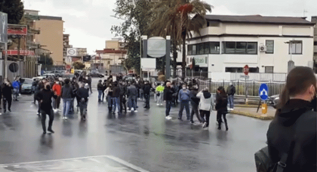 I commercianti di Arzano si ribellano al mini-lockdown, rotonda bloccata