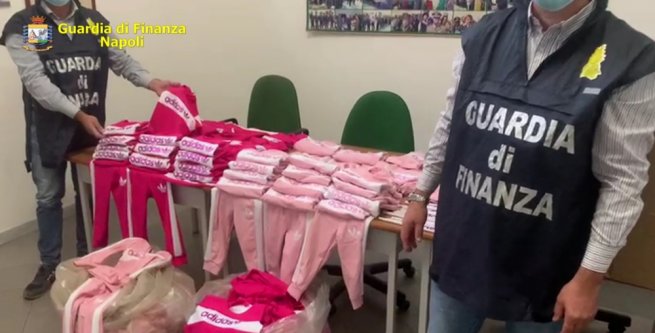Sequestrata nel Vesuviano fabbrica contraffazione capi abbigliamento Adidas
