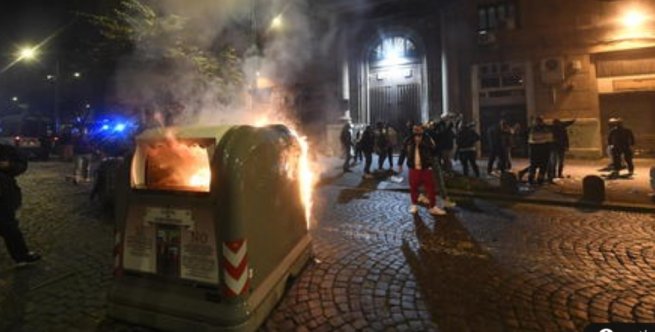 Napoli - Protesta anti-lockdown, corteo con lancio di petardi e fumogeni