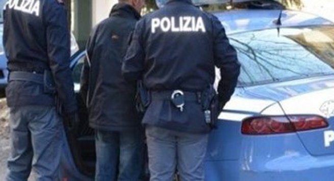 Torre del Greco - Si abbassa la mascherina davanti agli agenti e li insulta, arrestato 49enne