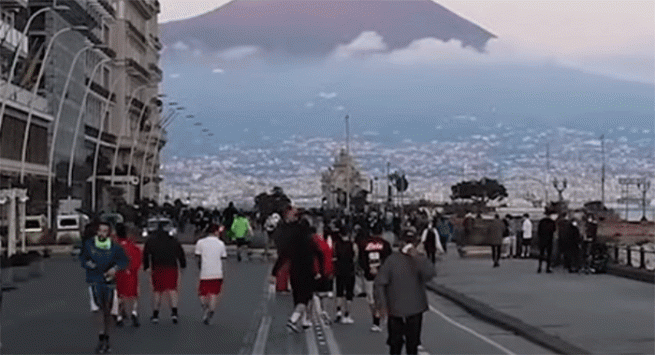 Il Covid a Napoli: lungomare gremito, ristoranti pieni e traffico intenso