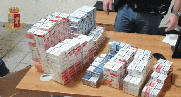 Napoli - Operazione della Polizia: 2 denunce per contrabbando di sigarette e droga