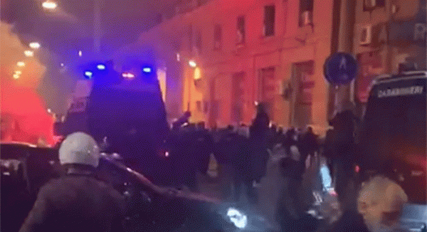 Coprifuoco a Napoli, scontri tra manifestanti e Forze dell'ordine: 9 indagati