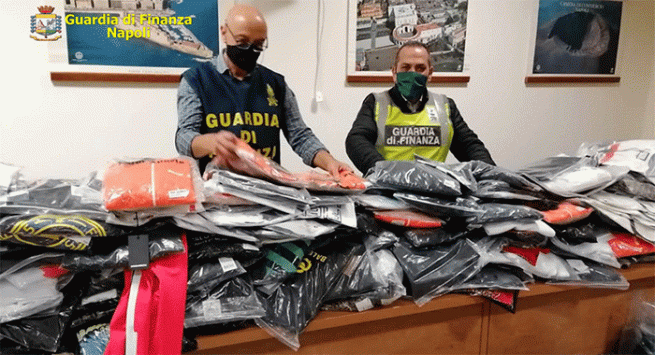 Giugliano (NA) - Sequestrati 13.800 capi di abbigliamento contraffatti: 3 denunce